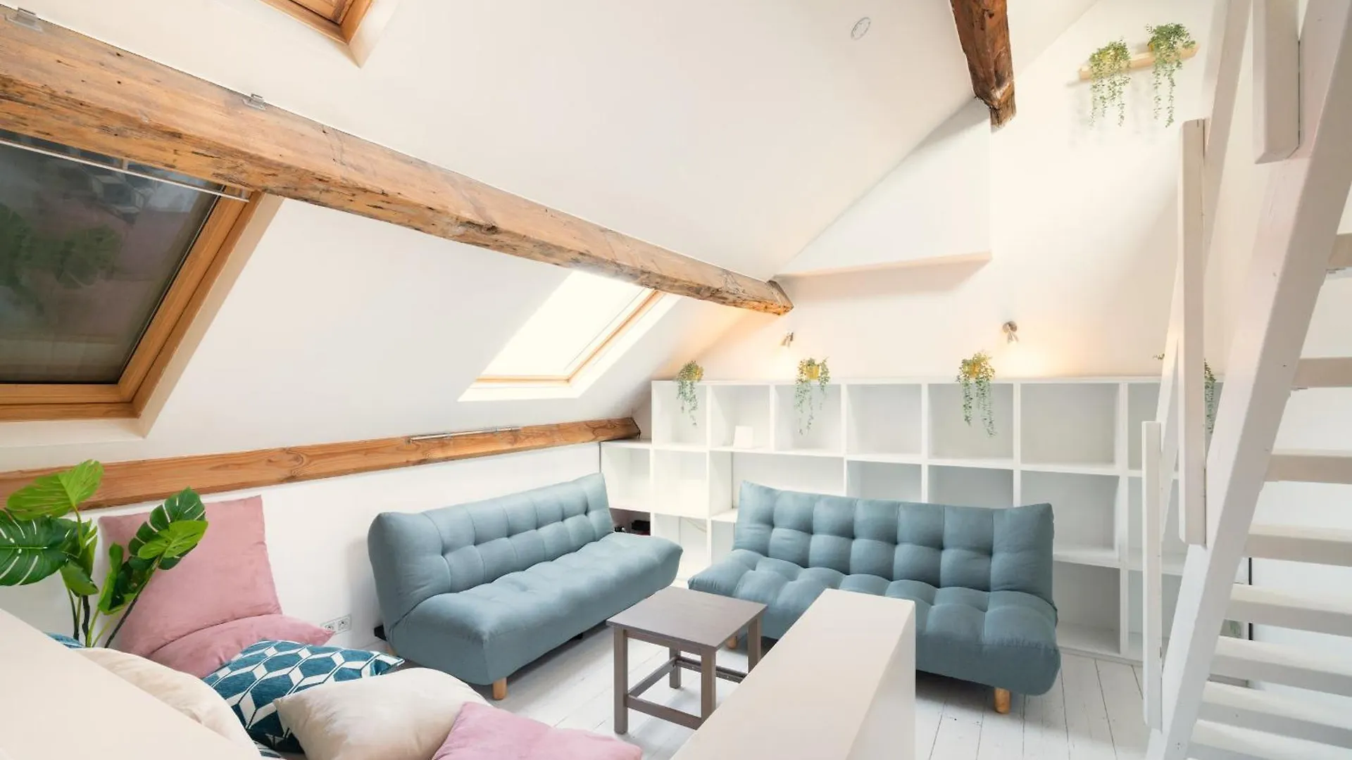 Kontakte von Charming Nationale Street Residence